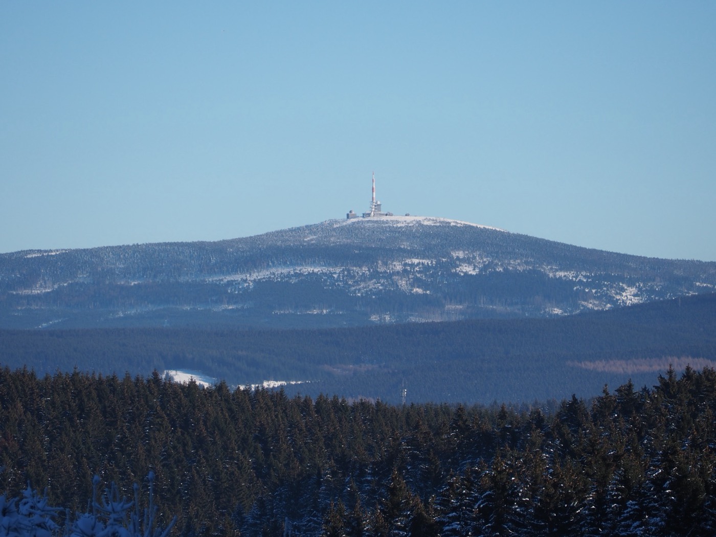Weite Sicht über die Harzer Hügellandschaft vom Brocken