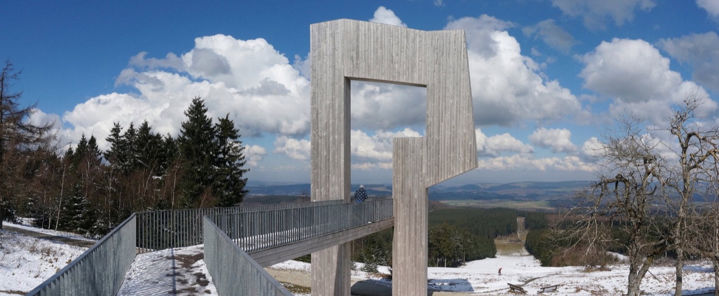 Gipfelmarkierung auf dem Erbeskopf im Hunsrück – höchster Berg von Rheinland-Pfalz