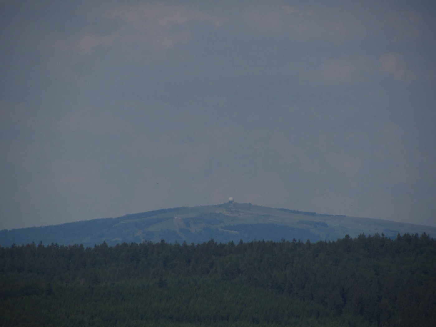 Offene Wiesenkuppe der Wasserkuppe in der Rhön – höchster Berg Hessens