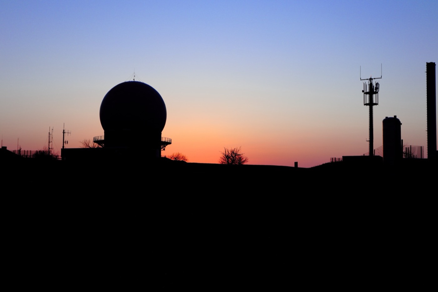Sonnenuntergang über der Wasserkuppe, Silhouetten am Horizont