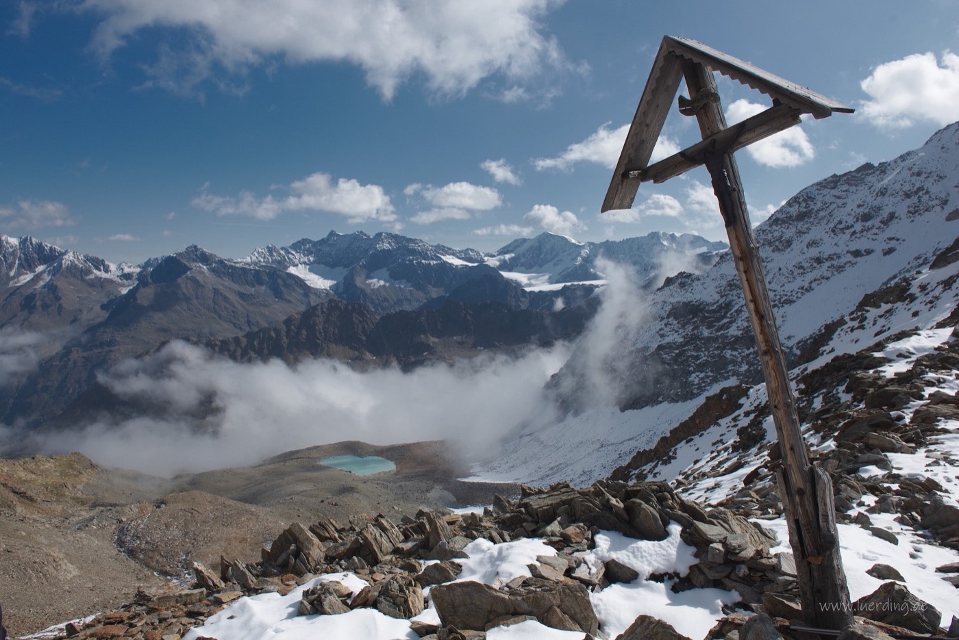 Wanderer auf einem Alpenpfad oberhalb der Baumgrenze