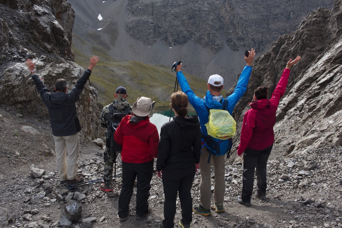Gruppe auf einem Bergrücken im Alpenhauptkamm
