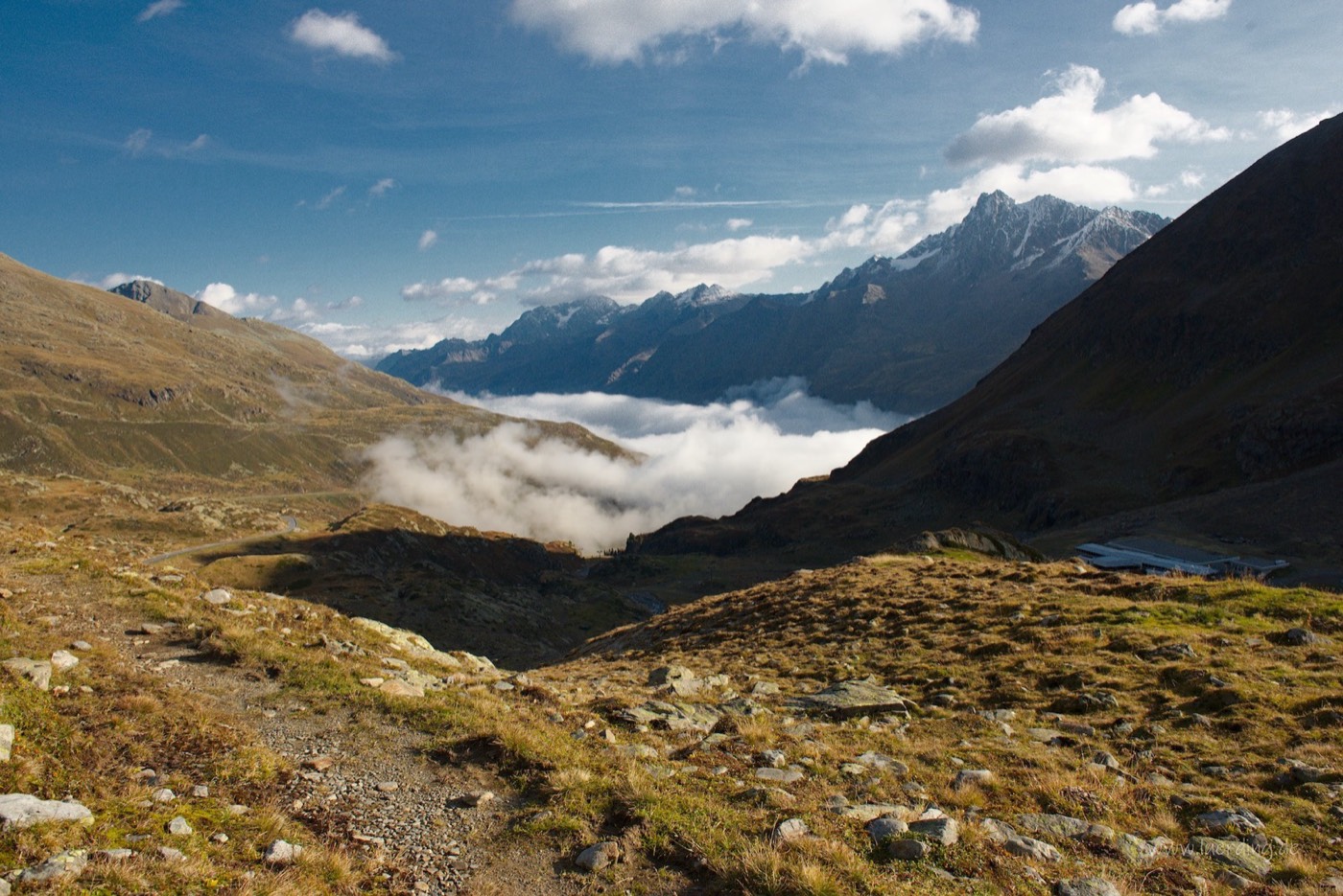 Nebel liegt im Tal, dahinter die vergletscherten Gipfel des Alpenhauptkamms