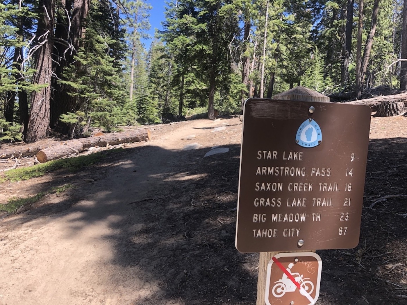 Wegweiser am Einstieg zum Rim Trail